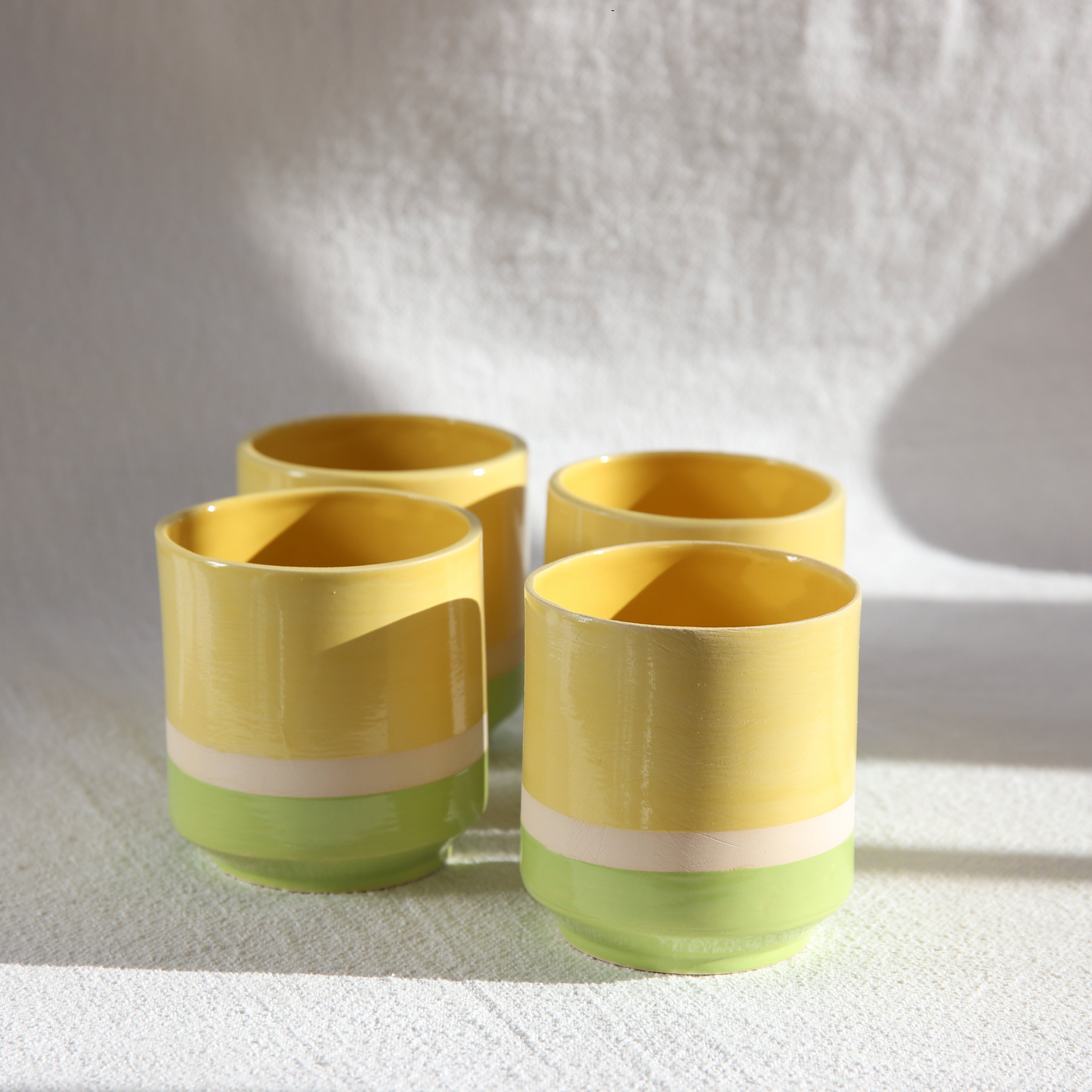 Keramikbecher Sunny Stripe in Gelb und Grün mit weißem Streifen handgefertigt
