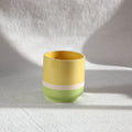 Keramikbecher Sunny Stripe in Gelb und Grün mit weißem Streifen handgefertigt