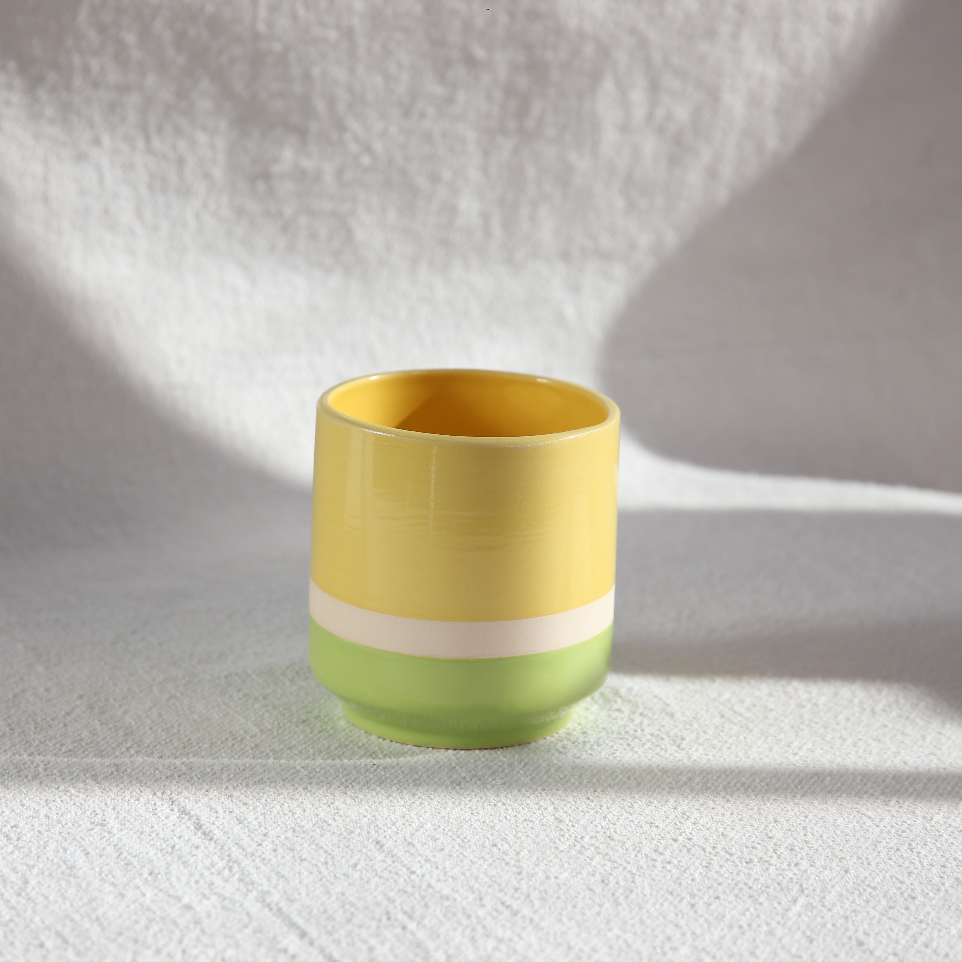 Keramikbecher Sunny Stripe in Gelb und Grün mit weißem Streifen handgefertigt