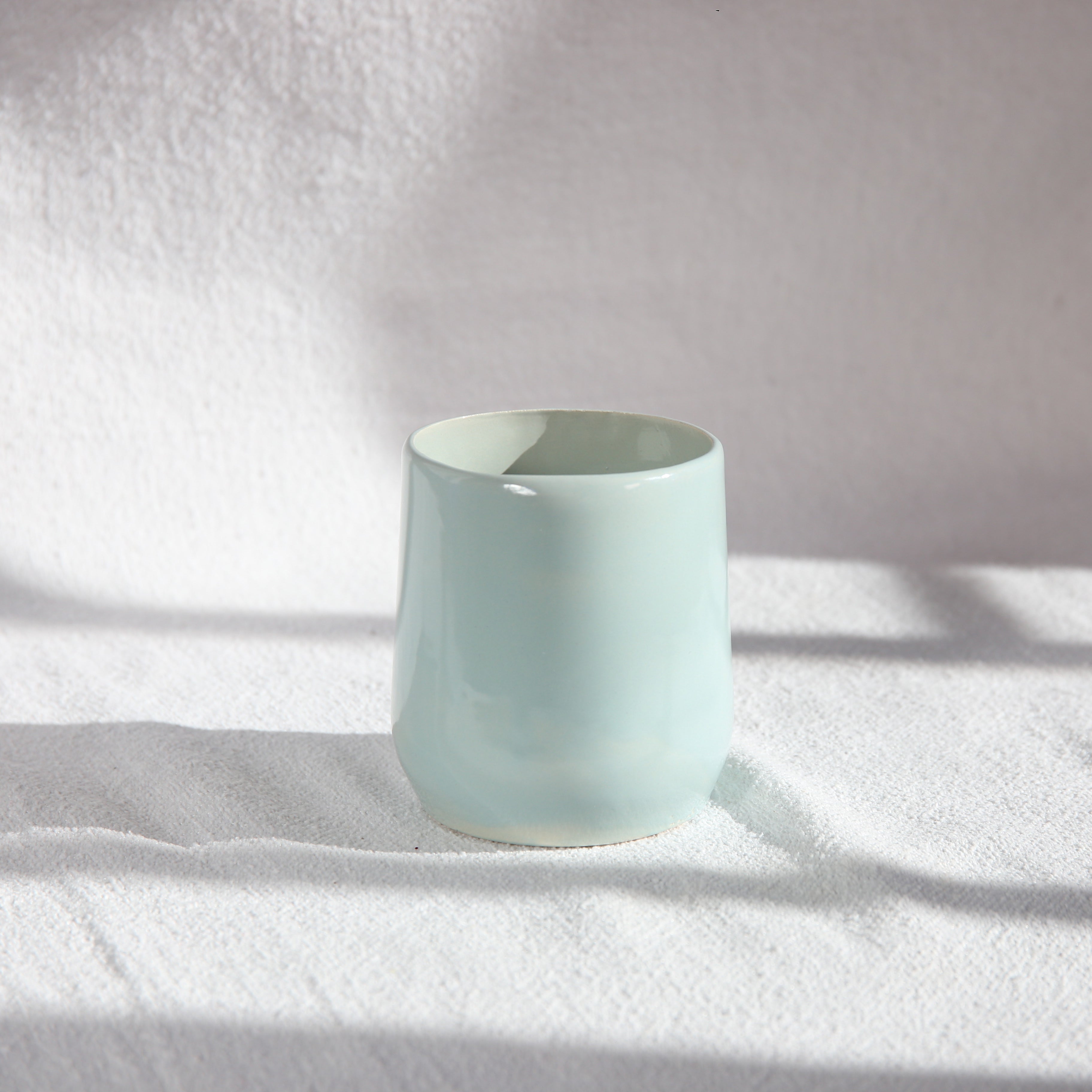 Keramikbecher Cloud Blue in Hellblau handgefertigt