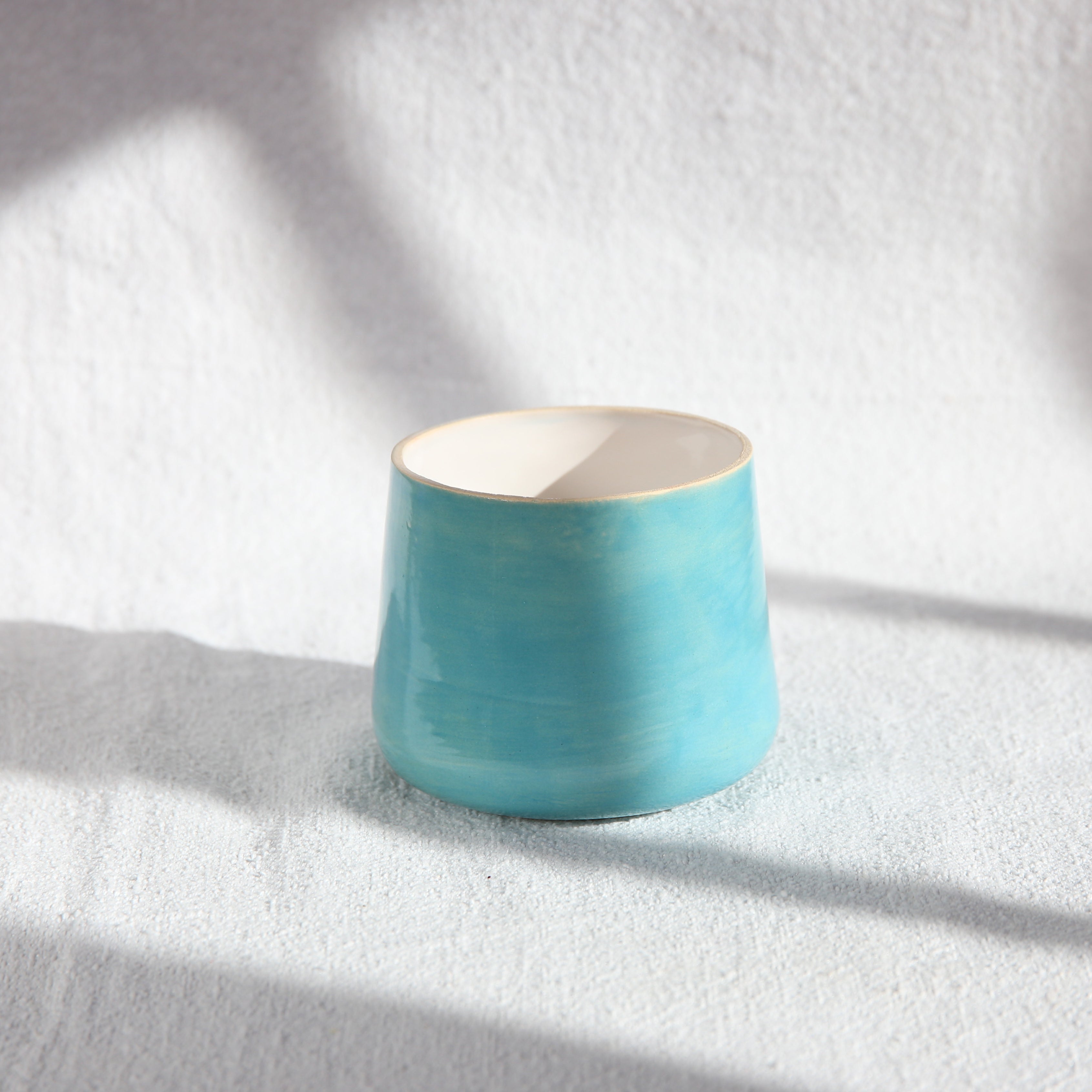 Keramikbecher Sea Blue glänzend mit cremefarbenem Inneren