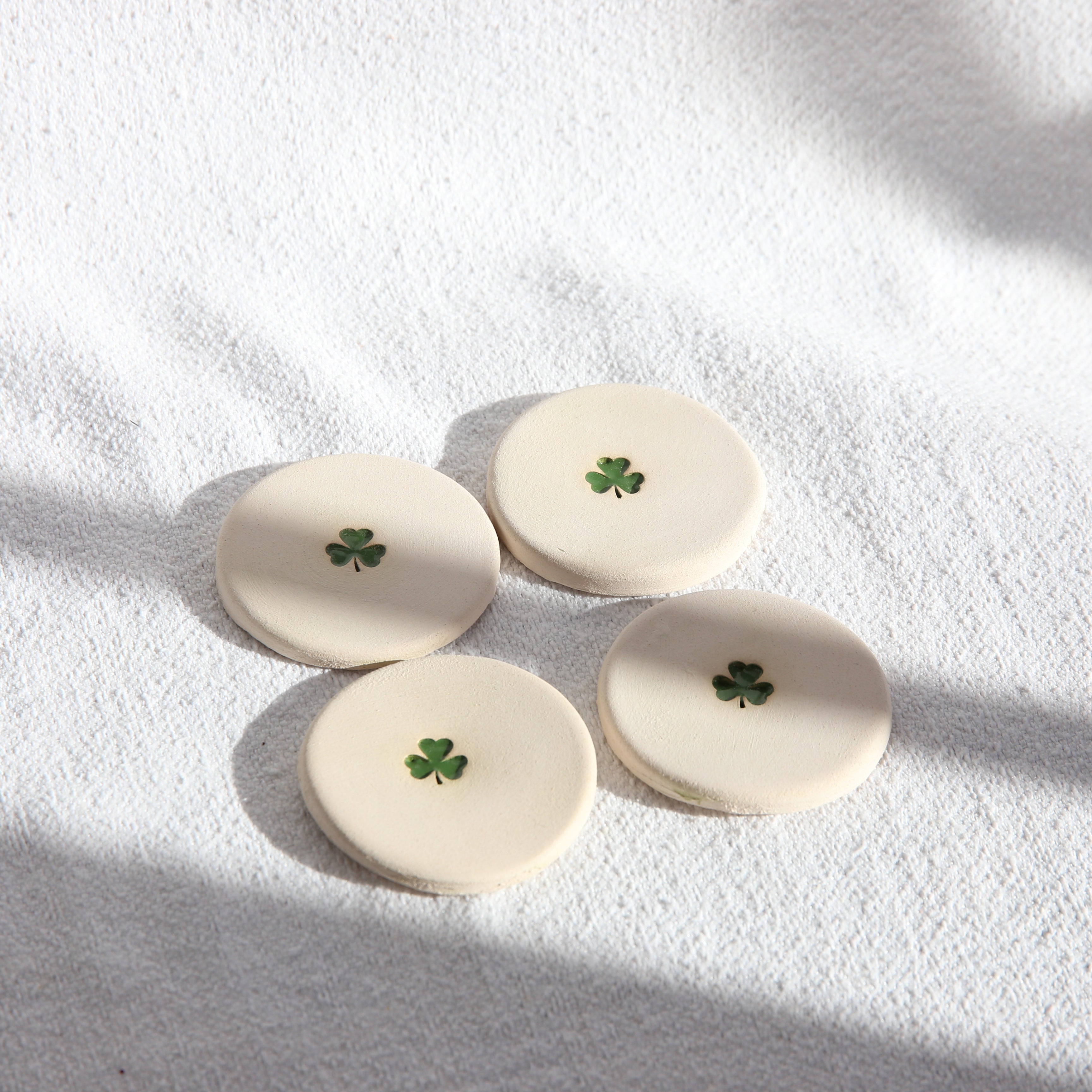 Handgefertigter Keramik-Duftstein in Kleeblattform