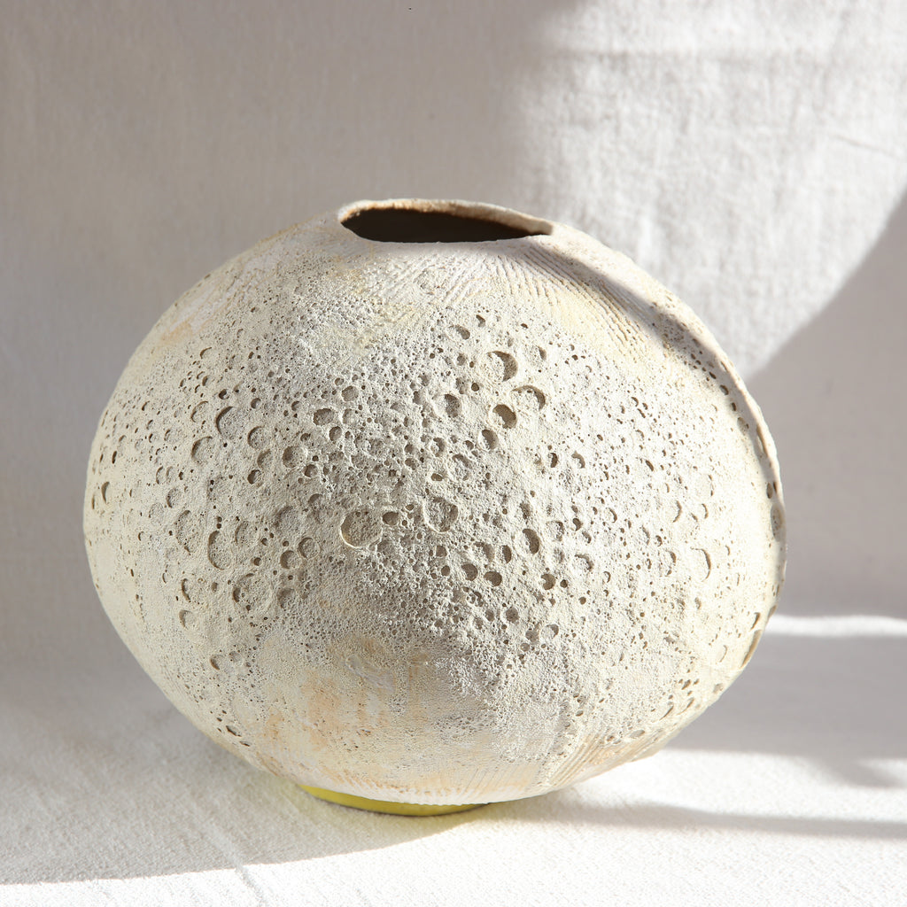 Mondvase Luna Crater aus Keramik mit Kraterstruktur