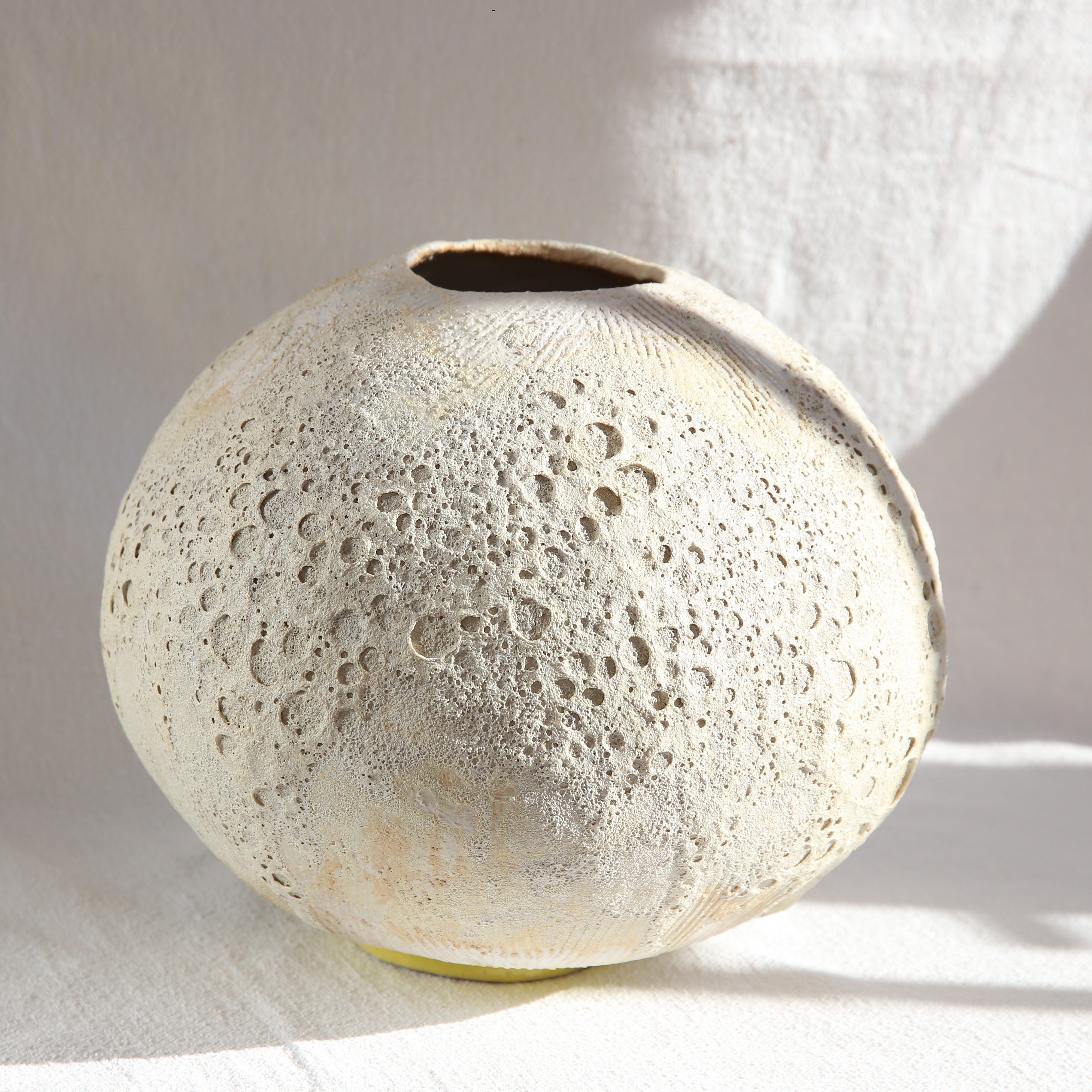 Mondvase Luna Crater aus Keramik mit Kraterstruktur
