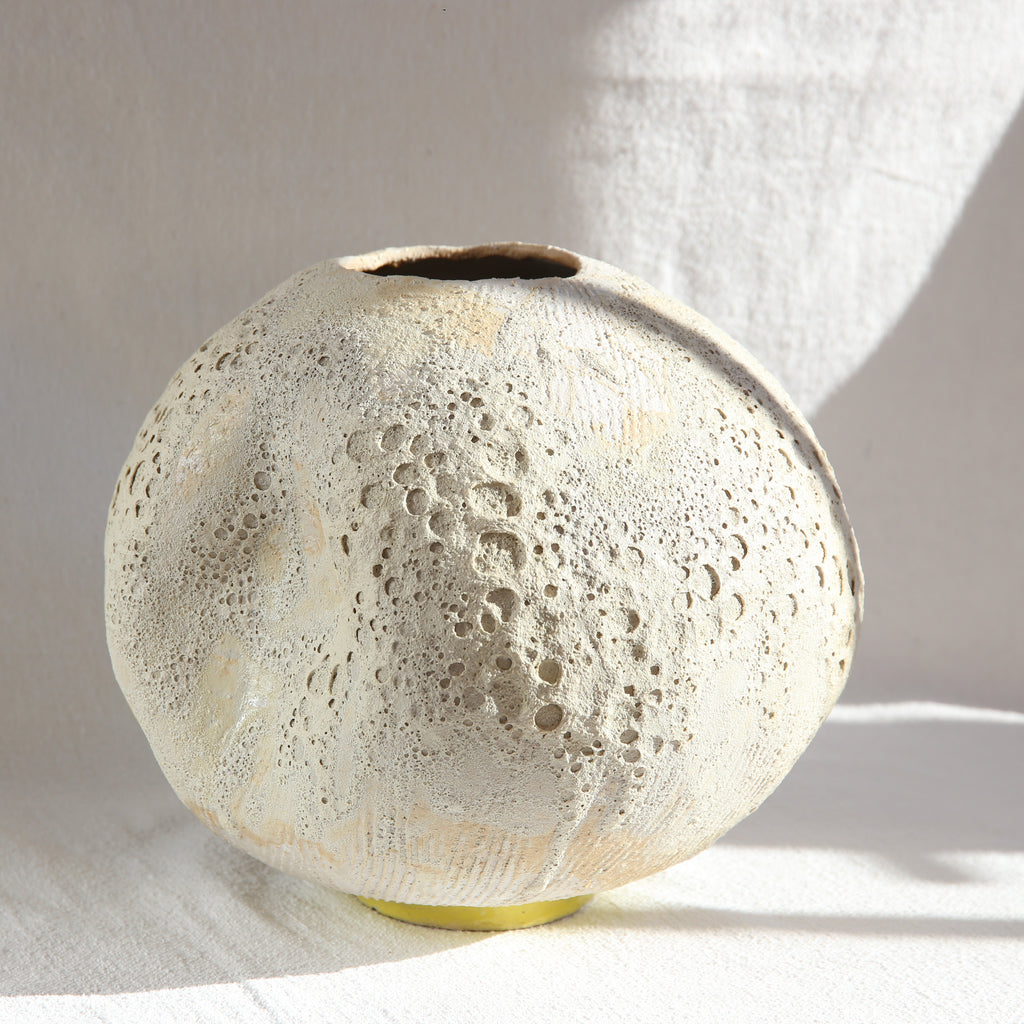 Skulpturale Keramik-Mondvase Luna Crater in Naturweiß