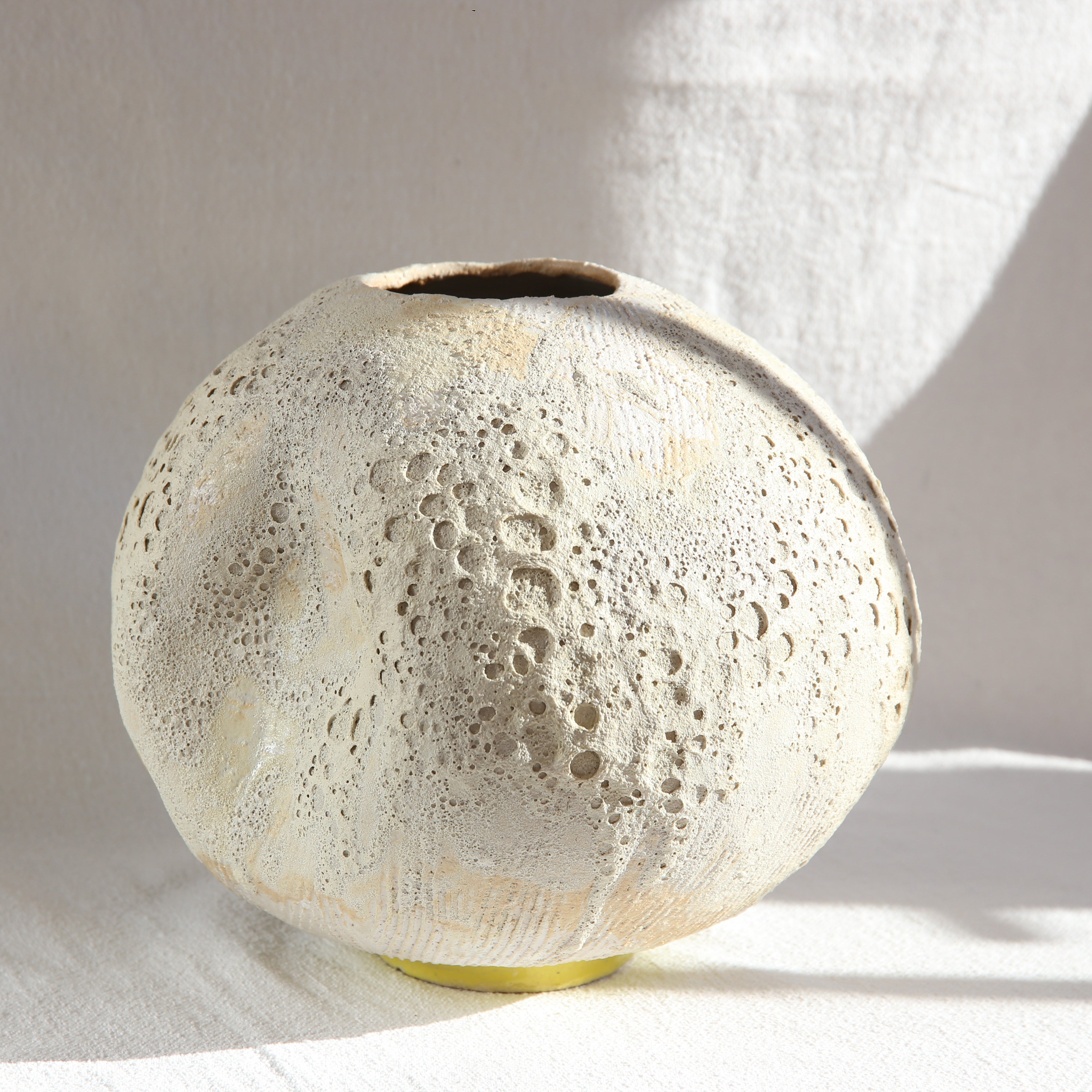 Skulpturale Keramik-Mondvase Luna Crater in Naturweiß