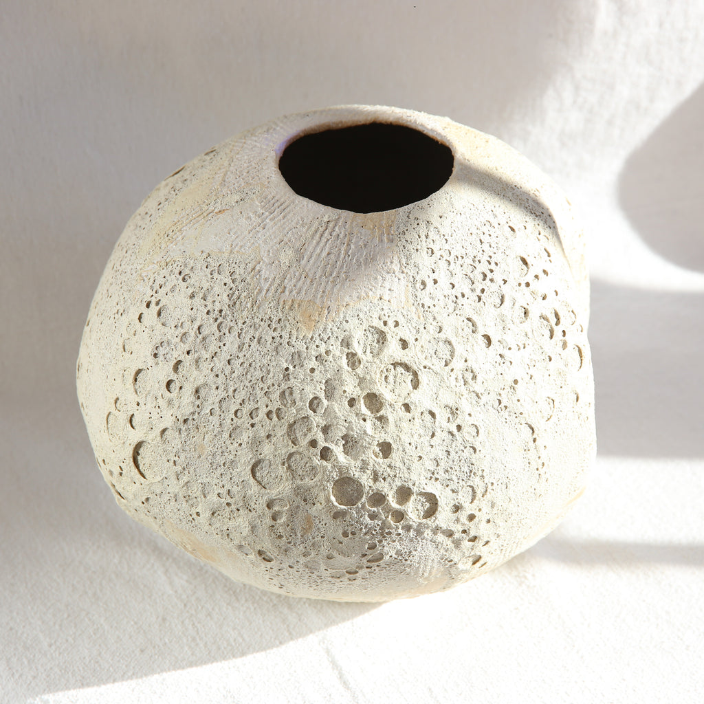 Handgefertigte Mondvase Luna Crater Seitenansicht