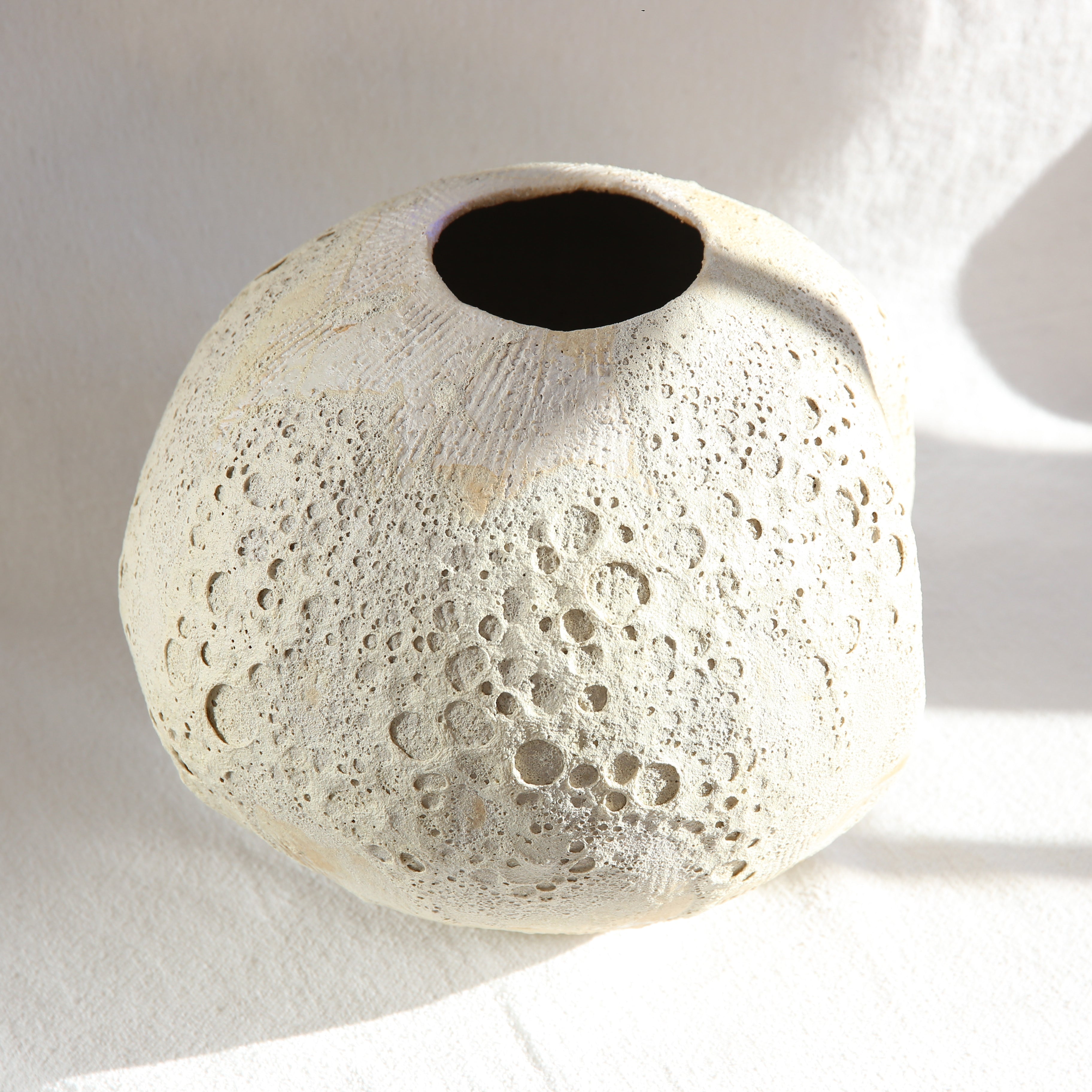 Handgefertigte Mondvase Luna Crater Seitenansicht