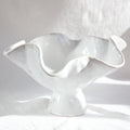 Weiße Wellen-Schale auf Fuß handgefertigt skulptural