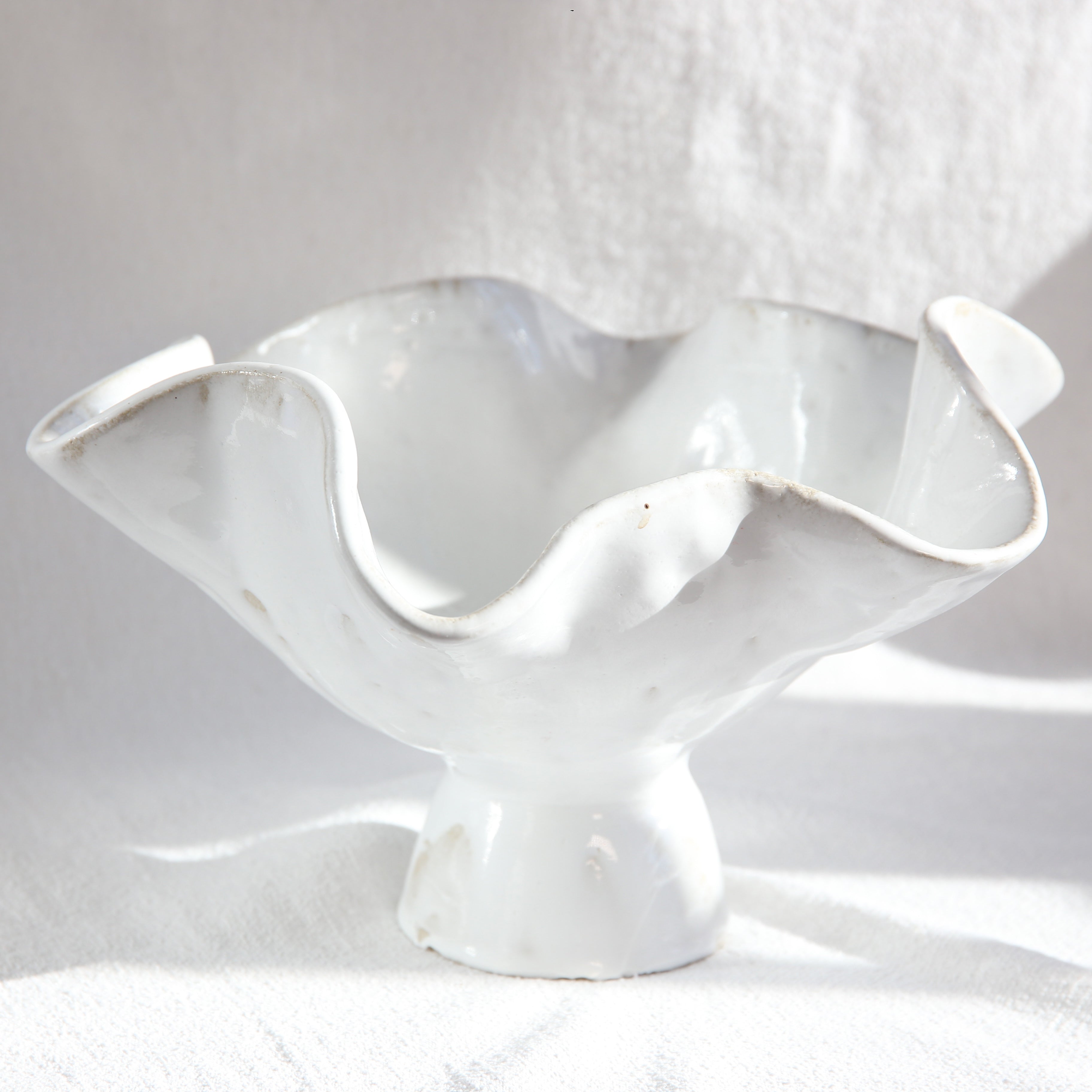 Weiße Wellen-Schale auf Fuß handgefertigt skulptural