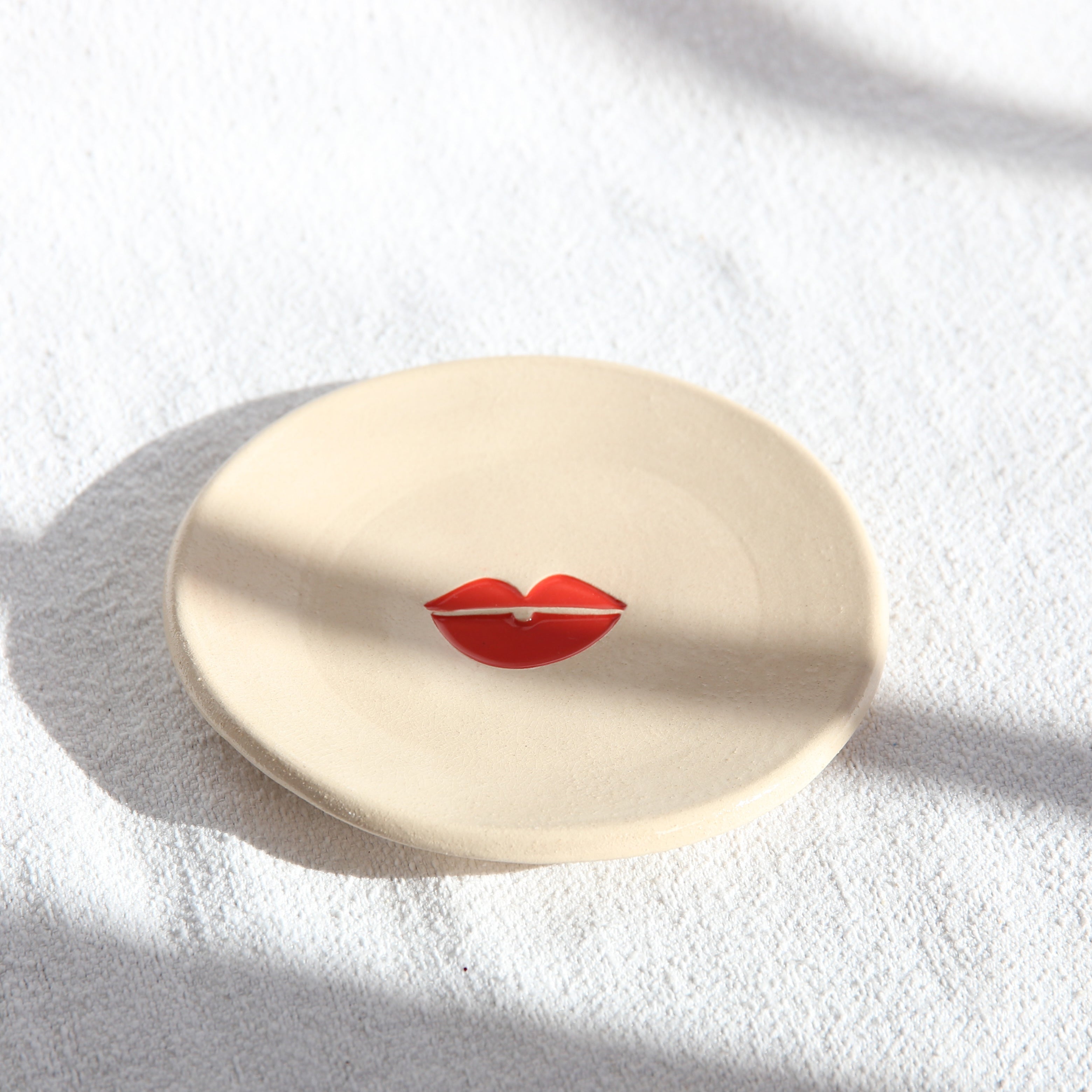Keramikteller Clean Beauty Lip mit rotem Kussmund